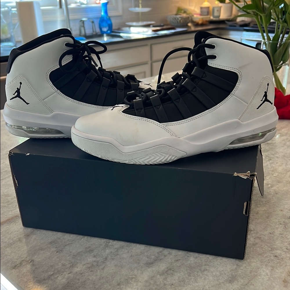 Jordan Black and White Sneakers Classic Design